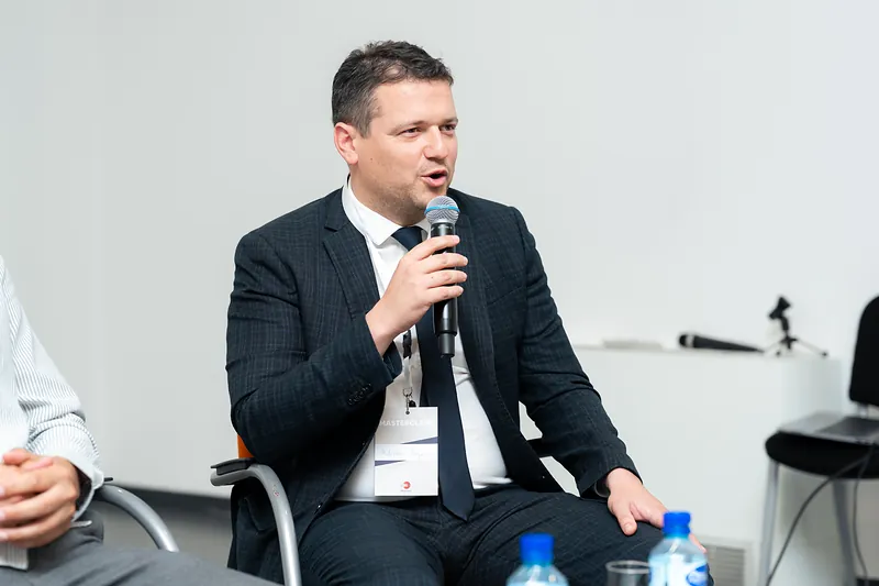 Panelista govori u mikrofon